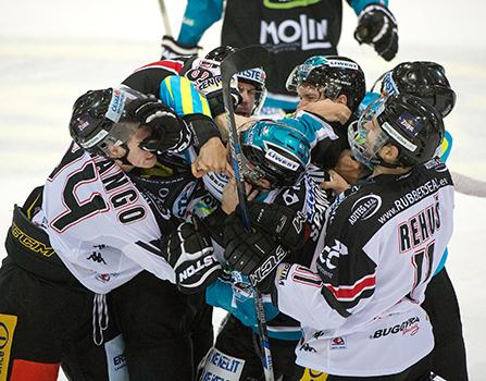 Patrick Spannring (EHC Liwest Black Wings Linz) und Stepan Csamango (HC Orli Znojmo), EHC Liwest Black Wings Linz vs HC Orli Znojmo