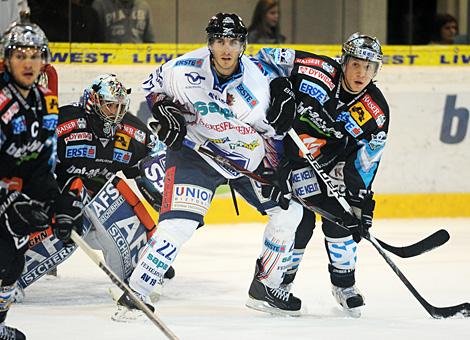Robert Lukas Liwest Black Wings Linz vs.Nathan Martz SAPA Fehervar AV19