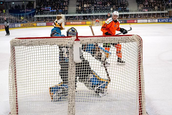 Tormann Rasmus Tirronen (Steinbach Black Wings Linz) klärt im Shoot out gegen Trevor Gooch (Graz 99ers) Win2Day ICE Hockey League,  Steinbach Black Wings Linz vs Moser Medical Graz 99ers,  Linz AG Eisarena