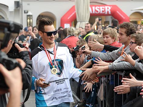 Philipp Lukas mit Fans bei der Meisterfeier, EHC Liwest Black Wings Linz