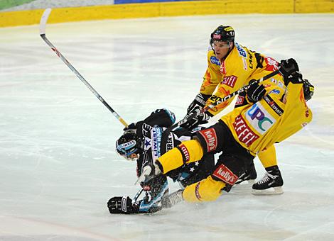 Matthias Iberer, EHC Liwest Black Wings Linz wird von der Capitals Verteidigung gefaellt.