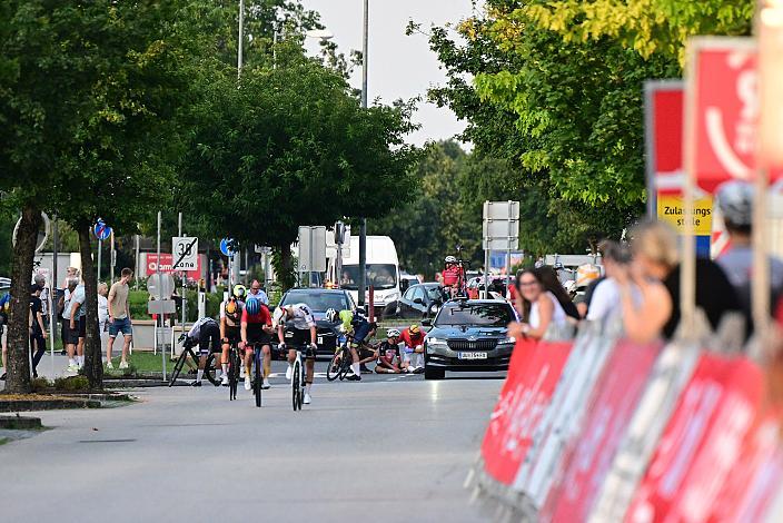 Sturz im Zielbereich 1. Etappe Marchtrenk  - Marchtrenk, Int. Oberösterreichische Versicherung OÖ Junioren Oberösterreich Rundfahrt 