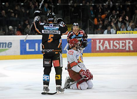 Im Bild Franklin MAcDonald, Liwest Black Wings Linz, erzielt das Siegtor gegen HK Acroni Jesenice.