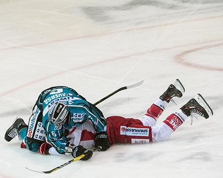 Jonathan D Aversa (EHC Liwest Black Wings Linz) EHC Liwest Black Wings Linz vs EC KAC