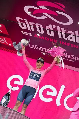 Im Rosa Trikot Richard Carapaz (ECU, Ineos Grenadiers), Stage 17 Ponte di Legno - Lavarone, 105. Giro d Italia, UCI Worl Tour