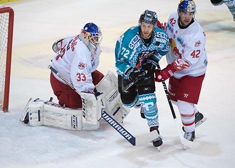 Kevin Moderer (EHC Liwest Black Wings Linz)  und Layne Viveiros (EC Red Bull Salzburg), vor Luka Gracnar (EC Red Bull Salzburg)  EHC Liwest Black Wings Linz vs EC Red Bulls Salzburg