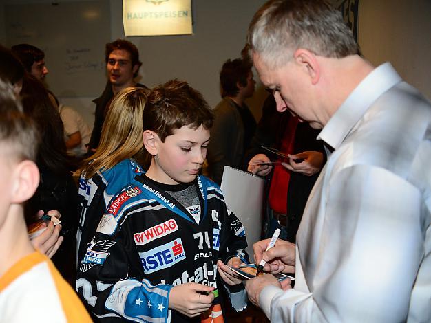 Robert Daum, Trainer (Liwest Black Wings Linz) mit den Fans