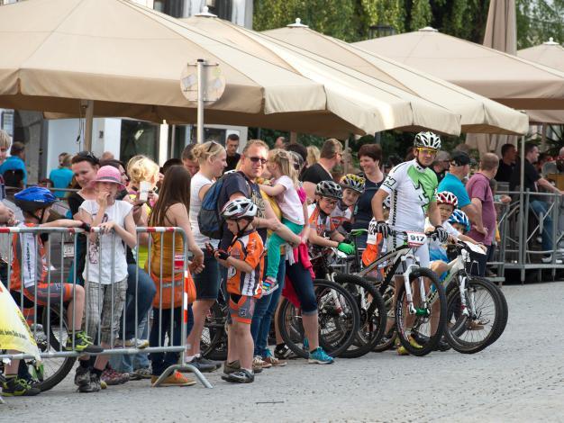 Zahlreiche Fans und Sportler in Steyr