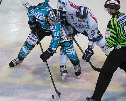 Ryan Michael Potulny (EHC Liwest Black Wings Linz) und Janos Vas (Fehervar AV 19) EHC Liwest Black Wings Linz vs Fehervar AV 19