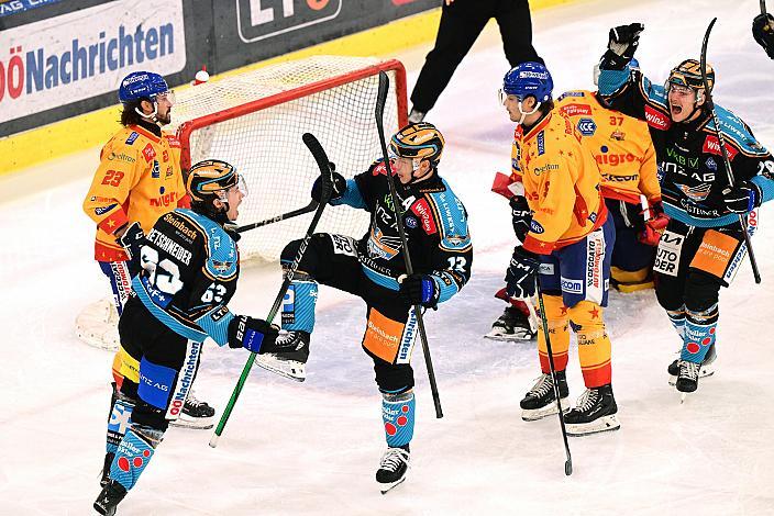  Niklas Bretschneider (Steinbach Black Wings Linz) und Gerd Kragl (Steinbach Black Wings Linz) feiern das Tor zum 1 zu 0, Win2Day ICE Hockey League,  Steinbach Black Wings Linz vs Migross Supermercati Asiago Hockey,  Linz AG Eisarena 