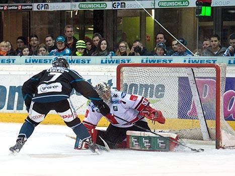 Brian Lebler, Linz und Adam Munro, Innsbruck, EHC Liwest Black Wings Linz vs HC TWK Innsbruck