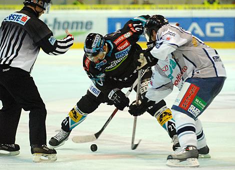 # 21 Philipp Lukas, EHC Liwest Black Wings Linz beim Bully.