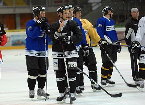 Philipp Lukas, Markus Matthiasson, Michael Mayr, Winfried Rac, Florian Iberer warten auf ihren Einsatz.