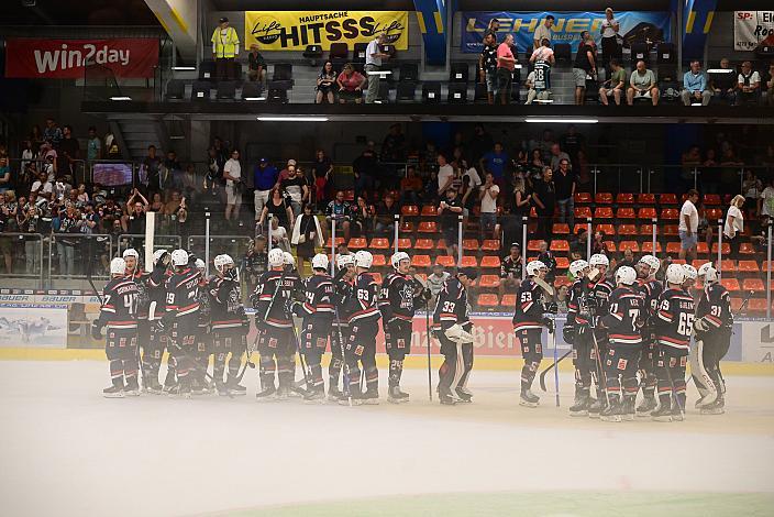 Das Team der Kassel Huskies feiert den Testspielsieg, Steinbach Black Wings Linz vs Kassel Huskies , Linz AG Eisarena 