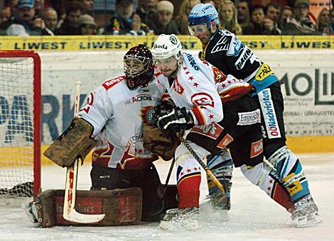 #79 Gregor Baumgartner, EHC Liwest Black Wings Linz vor dem Tormann des HK Jesenice, #33 Robert Kristan, bedraengt durch #27 Miha Rebolj.