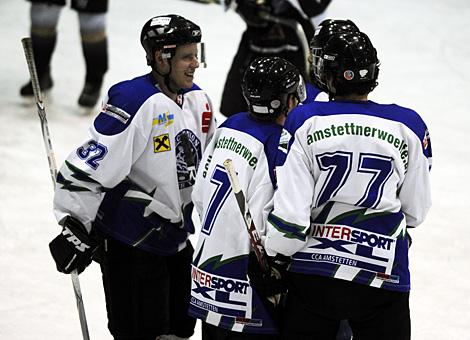 Amstetten feiert ein Tor gegen Gmunden, ECU Amstettner Woelfe vs. Traunsee Sharks Gmunden