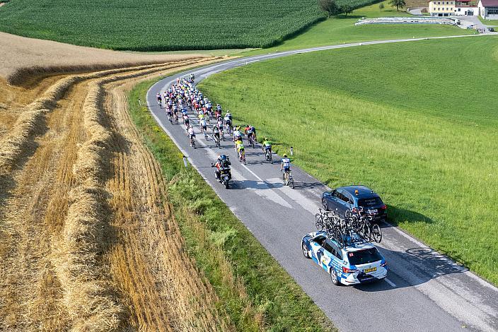 Das Peloton bei Putzleinsdorf, 2. Etappe Sarleinsbach - Sarleinsbach, Int. Oberösterreichische Versicherung OÖ Junioren Oberösterreich Rundfahrt
