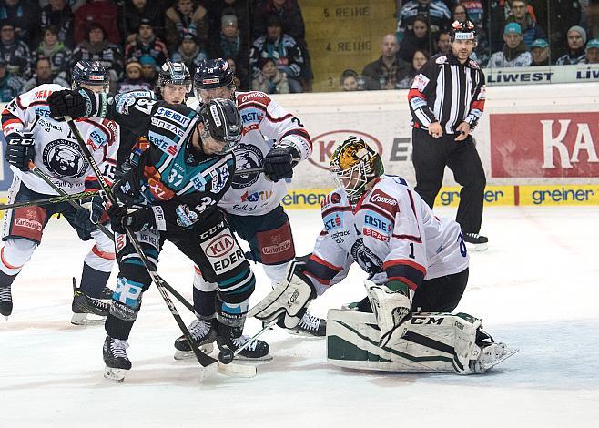 Andreas Kristler (EHC Liwest Black Wings Linz) vor Tormann Kevin Carr (KHL Medvescak Zagreb) EHC Liwest Black Wings Linz vs KHL Medvescak Zagreb, Platzierungsrunde