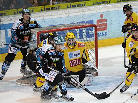Rob Hisey, Linz und Danny Irmen vor Tormann Sebsatian Stefaniszin, Vienna Capitals, EHC Liwest Black Wings Linz vs. UPC Vienna Capitals, Viertelfinale