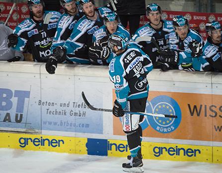 Andrew Jacob Kozek  (EHC Liwest Black Wings Linz) jubelt EHC Liwest Black Wings Linz vs HC Orli Znojmo, 6. Semifinale