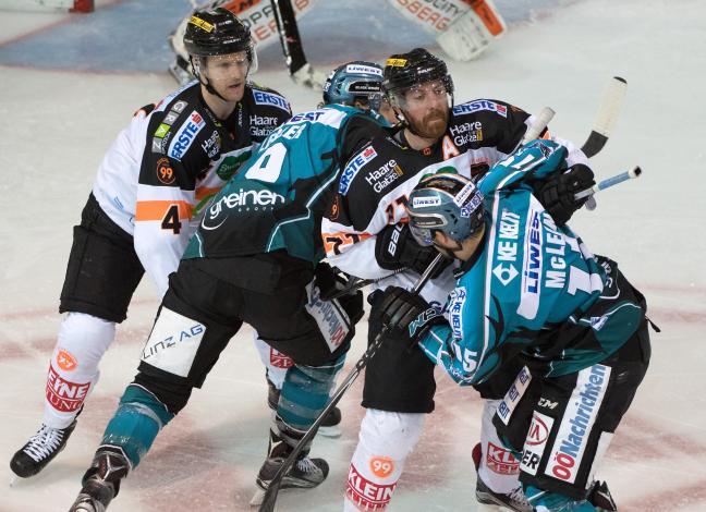 Brian Lebler (EHC Liwest Black Wings Linz) und Brett McLean (EHC Liwest Black Wings Linz) zw ischen den Grazern  EHC Liwest Black Wings Linz vs Moser Medical Graz 99ers