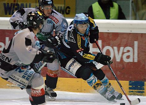 #71 Patrick Leahy, Stuermer, Liwest Black Wings Linz, verfolgt von der #19 Andreas Kleinheinz, Graz 99ers.