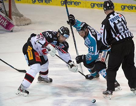 Philipp Lukas (EHC Liwest Black Wings Linz) und Peter Pucher (HC Orli Znojmo), EHC Liwest Black Wings Linz vs HC Orli Znojmo