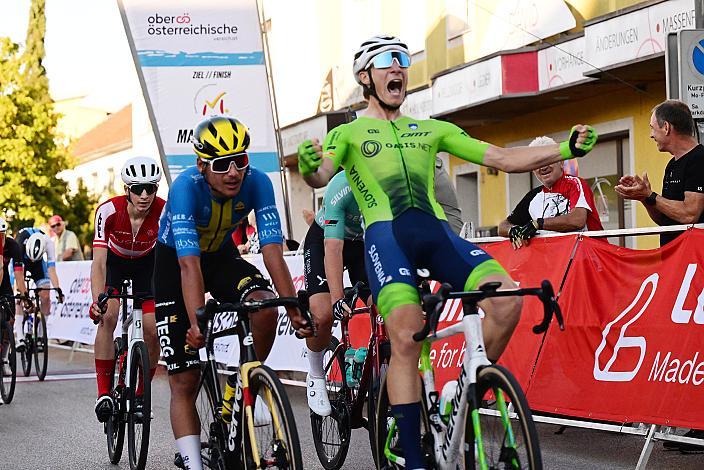 Etappensieger David Adam (SLO, Slowenien), 2. Platz  Elias Wändel (SWE, JEGG-SKIL-DJR9, 1. Etappe,  51. Int. Oberösterreich Junioren Rundfahrt, Marchtrenk - Marchtrenk