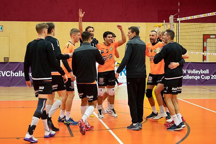 Das Team des VCA Amstetten Niederösterreich feiert den Aufstieg, Volleyball Europacup VCA Amstetten NÖ vs VSC Law Academy Kharkiv (UKR)