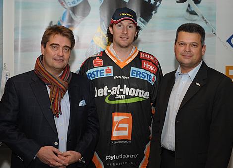 Vorstand Karl Egger, Verteidiger Brendan Buckley, Liwest Black Wings Linz und Praesident Ing. Peter Freunschlag.