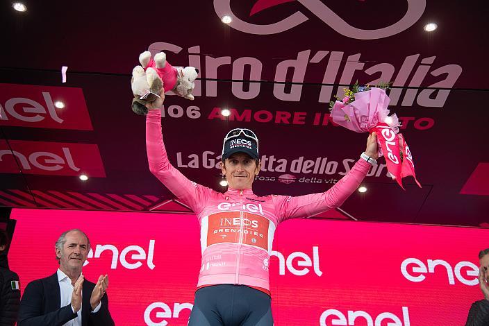 Geraint Thomas (GBR, Ineos Grenadiers) im Rosa Trikot des führenden in Gesamtwertung des Giro d Italia  106. Giro d Italia, Stage 19, Longarone  - Tre Cime de Lavaredo 183km