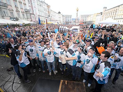 Die Fans feiern Ihr Team, EHC Liwest Black Wings Linz