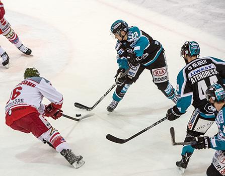 Fabio Hofer (EHC Liwest Black Wings Linz) und Jerry Pollastrone (HCB Suedtirol), EHC Liwest Black Wings Linz vs HCB Suedtirol 4. Viertelfinale