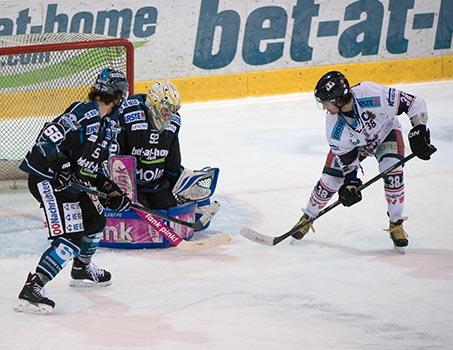 Thomas Dechel, Linz und Frank Banham, Fehervar AV 19, EHC Liwest Black Wings Linz vs Fehervar AV19