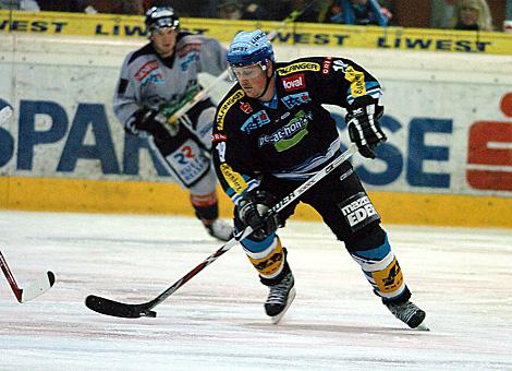 #19 Rob Shearer, Liwest Black Wings Linz, im Angriff.
