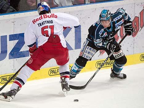 Chad Rau, Linz und Matthias Trattnig, Salzburg, EHC Liwest Black Wings Linz vs EC Red Bull Salzburg