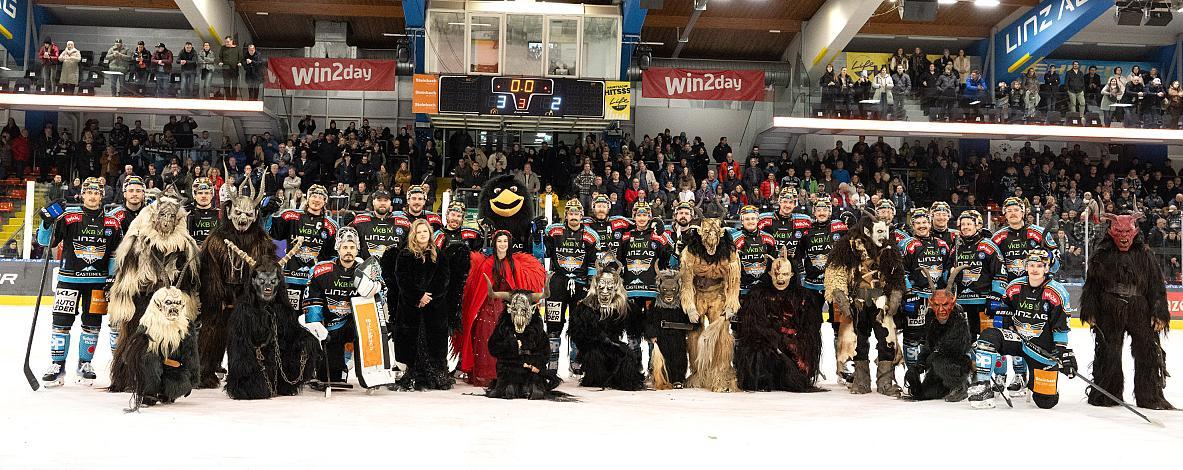 Das Team der Steinbach Black Wings Linz mit den Perchten der Urfahraner  Beisl Teufl, Win2Day ICE Hockey League,  Steinbach Black Wings Linz vs HC Pustertal Wölfe,  Linz AG Eisarena