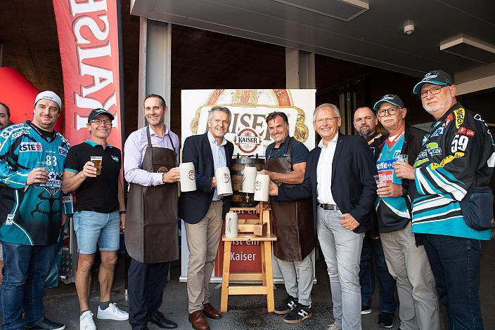 v.l. Manager Gregor Baumgartner (Steinbach Black Wings Linz), Regionalverkaufsdirektor Kaiser Bier Josef Paukenhaider, Präsident Peter Nader (Steinbach Black Wings Linz), Bernhard Zauner (Brau Union) mit Fans Steinbach Black Wings Linz  vs HC Motor Cesky Budejovice Test
