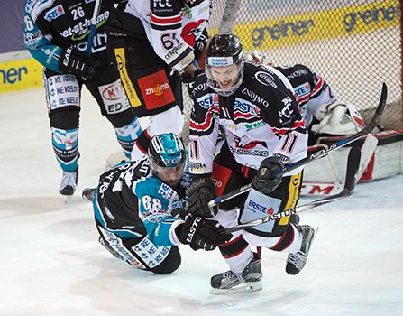 Dan DaSilva (EHC Liwest Black Wings Linz) mit vollem Einsatz gegen Branislav Rehus (HC Orli Znojmo), EHC Liwest Black Wings Linz vs HC Orli Znojmo, Platzierungsrunde