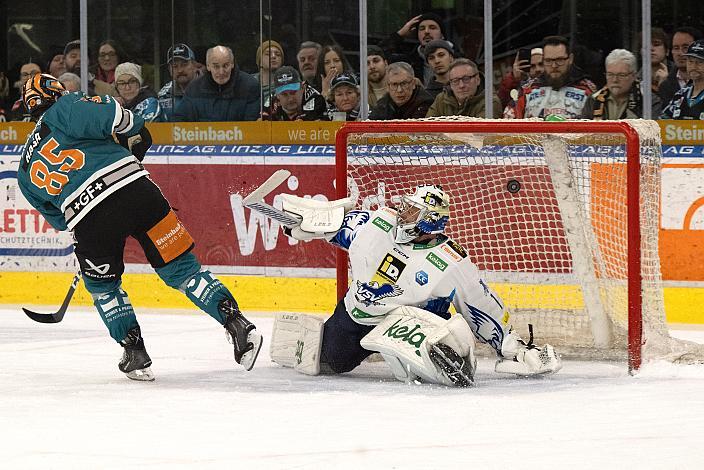 Michael Haga (Steinbach Black Wings Linz), Tormann Jean-Philippe Lamoureux (EC iDM Wärmepumpen VSV) Steinbach Black Wings Linz vs EC ID Wärmepumpen VSV, 47. Runde, Retro Night, ICE Hockey League, Steinbach Black Wings Linz, Linz AG Eisarena 