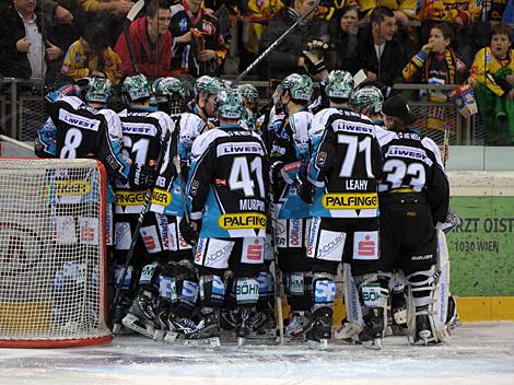 Die Black Wings jubeln in Wien, UPC Vienna Capitals vs EHC Liwest Black Wings, Play Off -Viertelfinale, Spiel 2