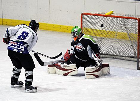 Lukas Friedl, Amstetten trifft gegen Thomas Moser, Sharks, ECU Amstettner Woelfe vs. Traunsee Sharks Gmunden 