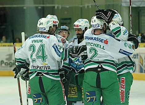 #9 Raffaele Intranuovo, Stuermer, Olimpija Laibach, Kevin Mitchell, Tomaz Vnuk feiern den Ausgleichstreffer. 