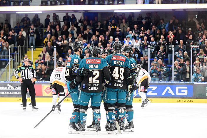 Brady Shaw (Steinbach Black Wings Linz) feiert sein Drittes Tor an diesem Abend, 4. Runde ICE, Steinbach Black Wings Linz vs Pioneers Vorarlberg, Linz AG Eisarena