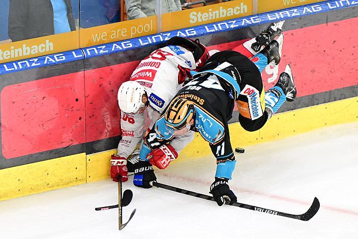 Luka Gomboc (EC KAC), Logan Roe (Steinbach Black Wings Linz) Win2Day ICE Hockey League,  Steinbach Black Wings Linz vs EC KAC,  Linz AG Eisarena 