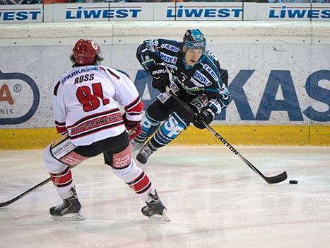 Brian Lebler, Linz und Nicholas Ross, Innsbruck, EHC Liwest Black Wings Linz vs HC TWK Innsbruck