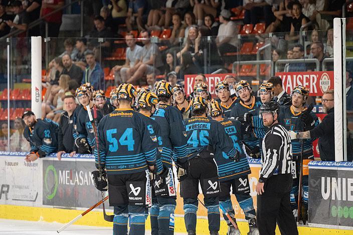 Die Steinbach Black Wings Linz feiern das Tor zum 1 zu 0 durch Niklas Würschl (Steinbach Black Wings), Testspiel Steinbach Black Wings Linz vs EC Bad Nauheim, Linz AG Eisarena, pre season