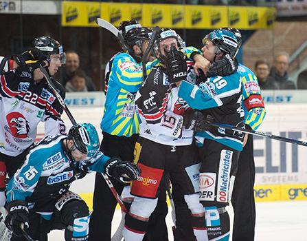 Andrew Jacob Kozek  (EHC Liwest Black Wings Linz) und Antonin Boruta (HC Orli Znojmo), EHC Liwest Black Wings Linz vs HC Orli Znojmo