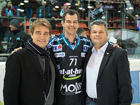 Pat Leahy, Ex-Linzer, wird in der Halle verabschiedet, v.l. Karl Egger, Pat Leahy, Ing. Peter Freunschlag, EHC Liwest Black Wings Linz vs EC VSV