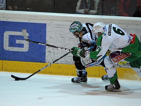 Patrick Spannring im Angriff, EHC Liwest Black Wings Linz vs. HDD Tilia Olimpija Ljubljana, 3. Semifinale